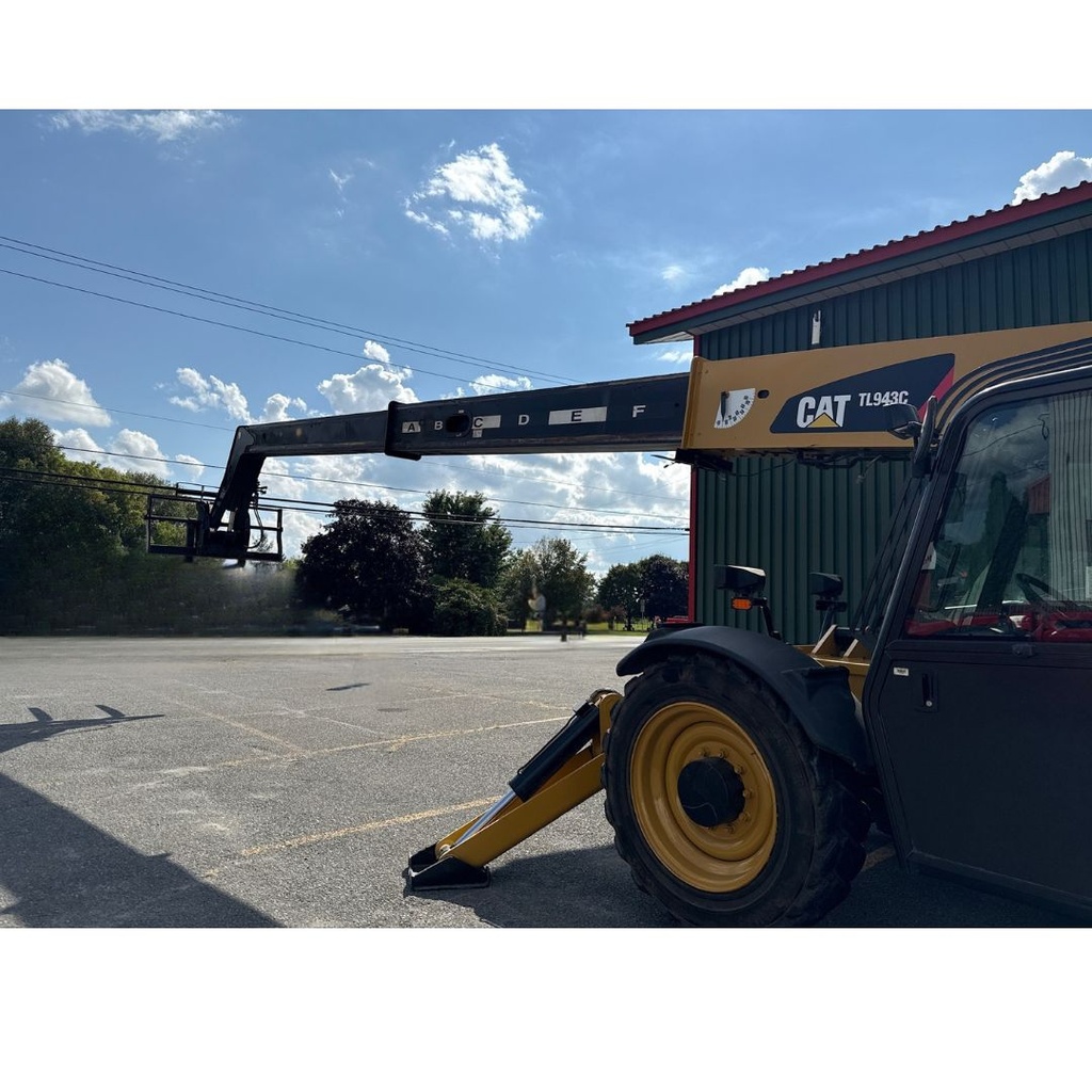 CAT TL943C Telescopic Forklift - 9000 lbs Capacity with Camera System - Only 730 hours !
