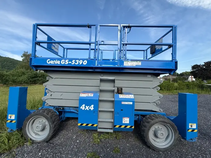 Plateforme élévatrice 53 pieds bi-carburant Genie GS-5390 RT 4x4